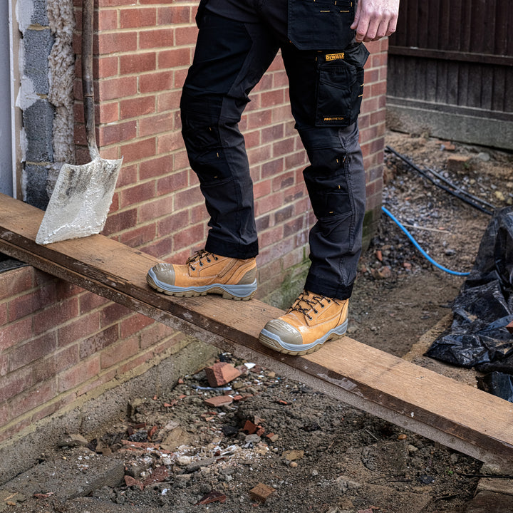 DEWALT AKRON | BOTA DE SEGURIDAD CON CIERRE LATERAL Y PUNTERA DE ACERO